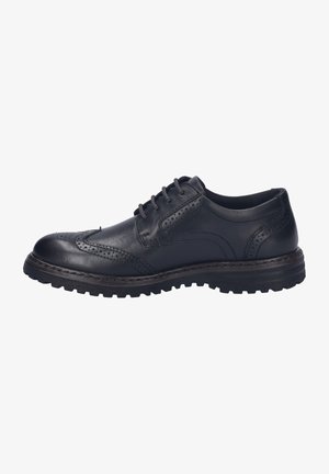 Chaussure noire en cuir à lacets avec des détails de brogue, dessus texturé et semelle robuste avec des crampons prononcés pour une meilleure adhérence.