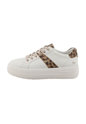 Hvit platåsneakers med beige lisser, leopardmønstrede detaljer på hælen, sidestripe og tunge, med preget Mustang-logo på sålen.