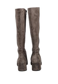 Botas de ante gris hasta la rodilla con una textura suave, que presentan un tacón grueso y un detalle de cremallera en la parte posterior para facilitar su uso.