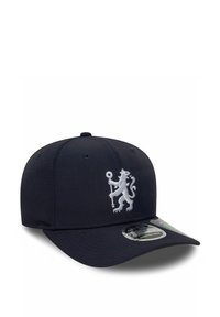 Marineblaues Cap mit fester Form, das auf der Vorderseite ein erhobenes weißes Löwenemblem zeigt. Der Stoff ist glatt und hat einen gebogenen Schirm.