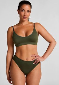 Olivgroen bikiniset bestaande uit een bralette top met smalle bandjes en bijpassende high-waisted broekjes, gemaakt van soepel, rekbaar stof.