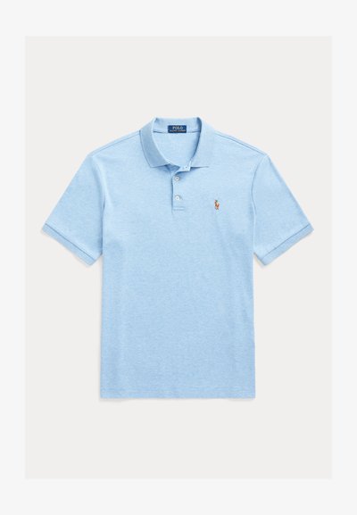 Világoskék pamut póló, galléros nyakkal, három gombbal, rövid ujjakkal és egy kis hímzett logóval a mellkasán.