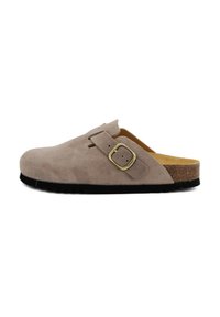 Scarpa slip-on in suede grigio con soletta in sughero, suola in gomma nera e un accento decorativo a fibbia in metallo. Presenta un design della punta arrotondata.