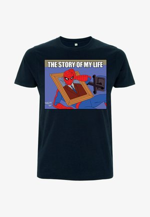 Sort bomulds t-shirt med en grafik af Spider-Man i jakkesæt, indrammet, med teksten "HISTORIEN OM MIT LIV" ovenfor i hvid.