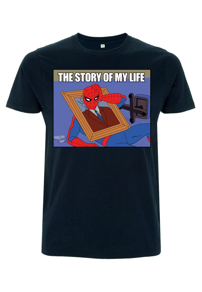 Svart bomull t-shirt med en grafik av Spider-Man i kostym, inramad, med texten "HISTORIEN OM MITT LIV" ovanför i vitt.