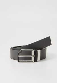 Cintura in pelle nera con una fibbia rettangolare argentata, caratterizzata dal nome del marchio impresso. Texture liscia e design elegante.