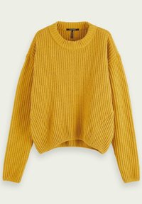 Suéter de punto amarillo mostaza con textura acanalada, cuello redondo y hombros caídos. Presenta un silueta relajada ligeramente corta.