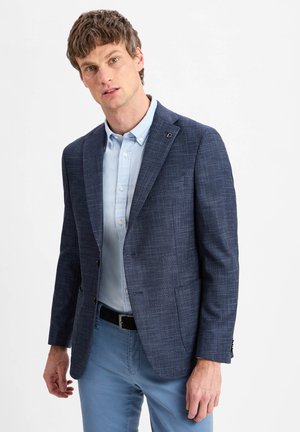 Marineblazer mit Struktur und schlanker Passform, kombiniert mit einem hellblauen Hemd und hellblauen Hosen. Verfügt über einen Einzelknopfverschluss und Taschen.