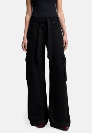 Pantaloni cargo neri a gamba larga con vita legata, dotati di tasche frontali, tessuto strutturato e vestibilità rilassata. Gli accessori includono passanti per la cintura.