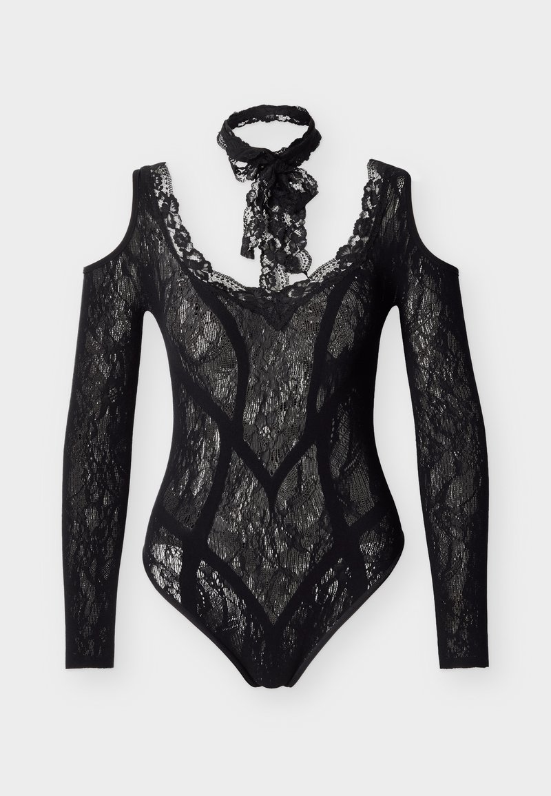 Μαύρο κορμάκι από δαντέλα με μακριά μανίκια, κοψίματα στους ώμους και ταυτόχρονο φιογκάκι από δαντέλα στον λαιμό, παρουσιασμένο σε λευκό φόντο.