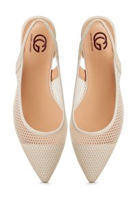 Scarpe slingback a punta in rete beige chiaro con una soletta liscia color tan e logo. Dettagli in rete testurizzata con un design flessibile.