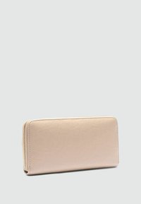 Rechteckige Brieftasche aus heller beiger Kunstleder, mit strukturiertem Finish und einem goldenen Reißverschluss entlang der Kante, mit flachem Design.