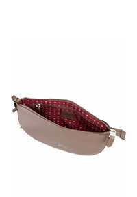 Hellbraune Lederhandtasche mit glatter Oberfläche, ausgestattet mit einem Reißverschluss und einem pinkfarbenen, gemusterten Innenfutter mit kleinen Herzen sowie einem Lederetikett.