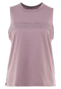 Ärmlös top i lilafärg med svart tryckt "Under Armour" text över bröstet, rund halsringning och slitsar på sidorna vid fållen.