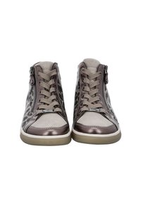 Par grå og metalliske høje sneakers med sidelommer med lynlås, snørebånd foran og gummisåler, vendt fremad på en hvid baggrund.