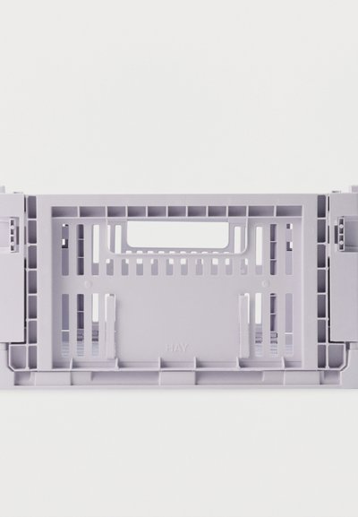 Ορθογώνιο πτυσσόμενο πλαστικό καλάθι σε ανοιχτό γκρι χρώμα με οπές αερισμού και ενσωματωμένη λαβή στο κέντρο.