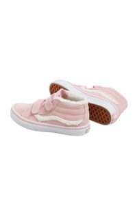 Zapatillas altas de ante rosa con forro de felpa blanca, correas de Velcro y suela de goma texturizada con un patrón clásico de gofre.