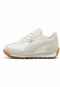Crèmekleurige sneaker met een bovenwerk van suede en synthetisch leer, een gestructureerde zijstreep en een rubberen antislipzool. Bevat een vetersluiting.