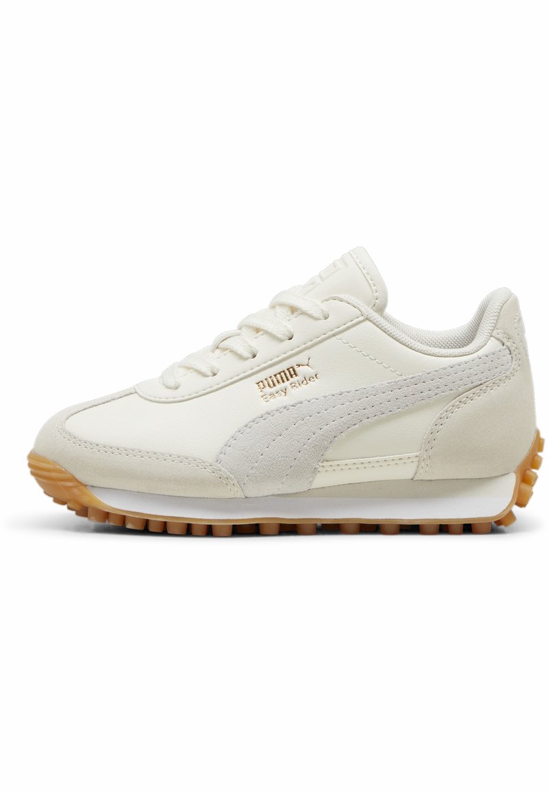 Crèmekleurige sneaker met een bovenwerk van suede en synthetisch leer, een gestructureerde zijstreep en een rubberen antislipzool. Bevat een vetersluiting.