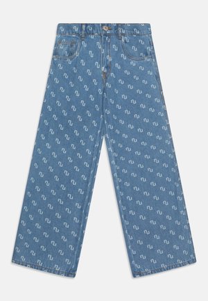 Jeans de ganga azul claro com um design de pernas largas, apresentando um padrão abstrato branco repetido. Equipados com cinco bolsos e um fecho frontal por botão.