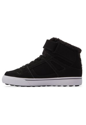 Zwarte hoge sneakers gemaakt van synthetisch materiaal met een fleece-gevoerde kraag, platte witte zool en verstelbare klittenbandsluiting.