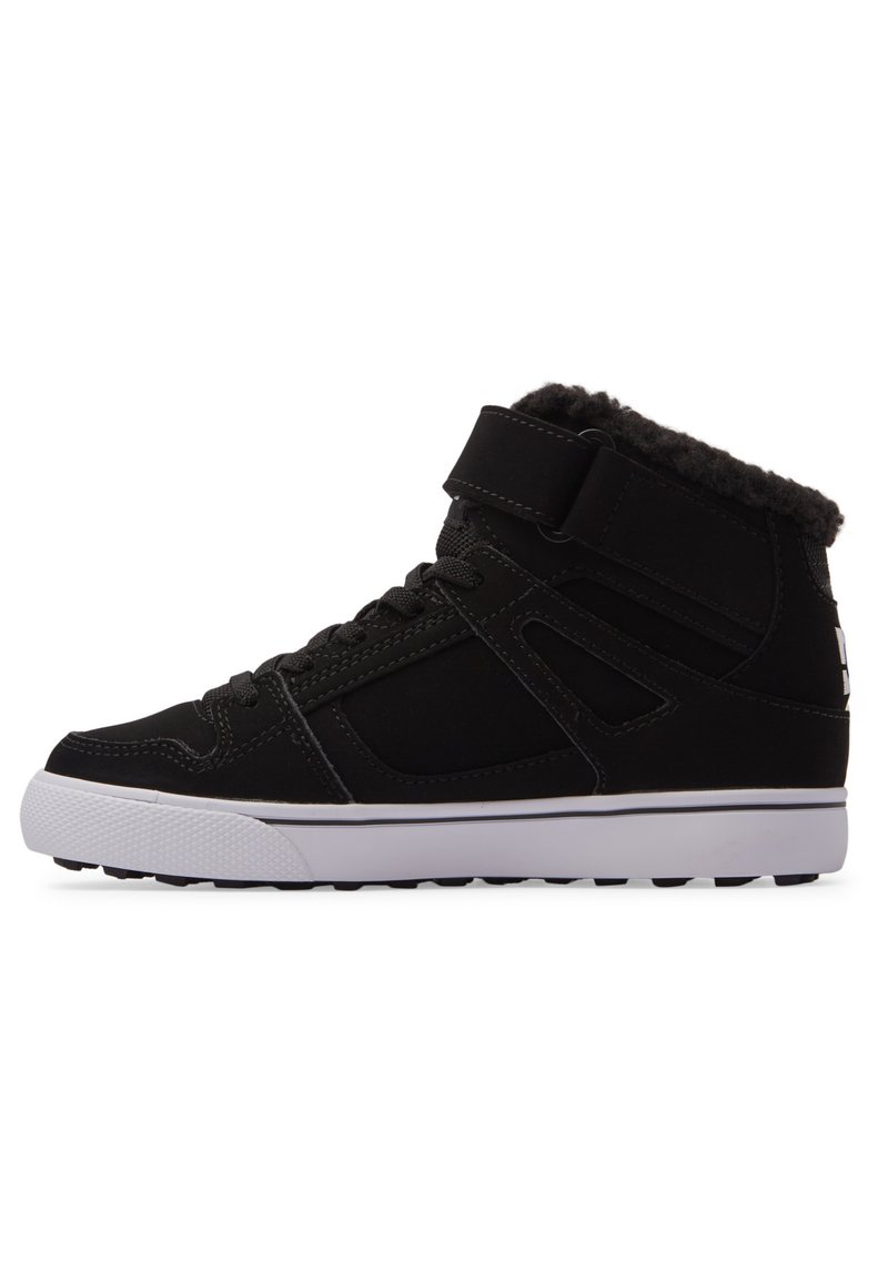 Zwarte hoge sneakers gemaakt van synthetisch materiaal met een fleece-gevoerde kraag, platte witte zool en verstelbare klittenbandsluiting.