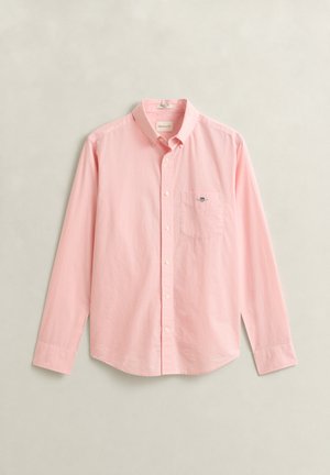 Chemise à manches longues en vichy rose avec boutons, poche avant et col, posée à plat sur un fond neutre.
