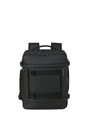 Schwarzer rechteckiger Rucksack mit gepolsterten Schultergurten, mehreren Reißverschlussfächern und zwei horizontalen Schlaufen am Frontpanel.