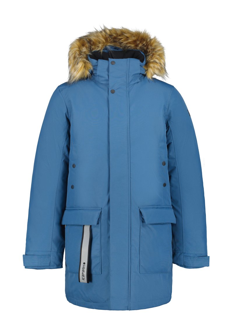 Parka blu cintura isolante con cappuccio foderato in pelliccia sintetica, tasche frontali, bottoni a pressione e dettaglio della cerniera in contrasto. Texture liscia.