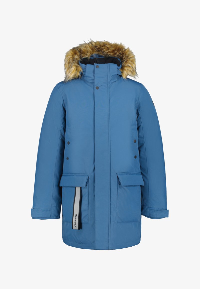 Parka aislante de color azul con capucho forrado de piel sintética, bolsillos frontales, botones a presión y un detalle de cremallera en contraste. Textura suave.