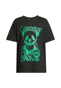 Juodas medvilninis marškinėliai su dideliu žaliu grafiniu dizainu, vaizduojančiu lašančią mešką, ir užrašu "Certified Savage" stilingu šriftu.