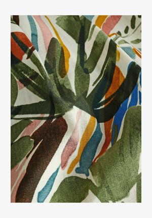 Pestrý textil s listovým vzorom v odtieňoch zelenej, hnedej, modrej, oranžovej a ružovej na krémovom pozadí s textúrovaným povrchom.