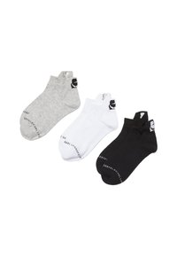 Conjunto de calcetines tobilleros multicolores que incluye gris, blanco y negro. Cada calcetín presenta un logo en la parte trasera y puños acanalados, fabricados con un tejido suave.