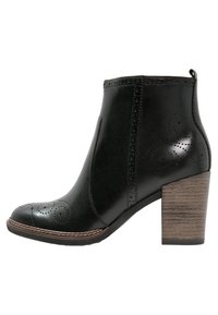 Bottine en cuir noir avec un bout arrondi, perforations décoratives et un talon carré texturé brun. Fini lisse avec des coutures minimales.