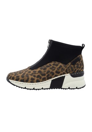 Baskets slip-on en imprimé léopard avec une tige élastique noire, fermeture éclair et semelle plateforme blanche avec des accents texturés et une semelle en caoutchouc.