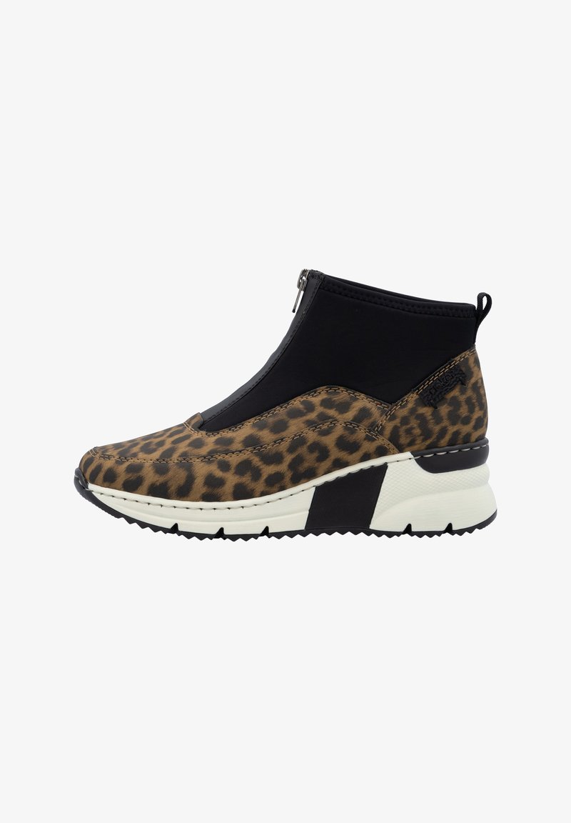 Sneakers z nadrukiem w panterkę z czarną elastyczną cholewką, zapięciem na zamek oraz białą podeszwą na platformie z teksturowanymi akcentami i gumową podeszwą.