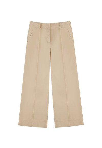 Pantalones de pierna ancha beige, confeccionados en una tela ligera, con dos bolsillos laterales, pliegues en la parte delantera y una textura suave.