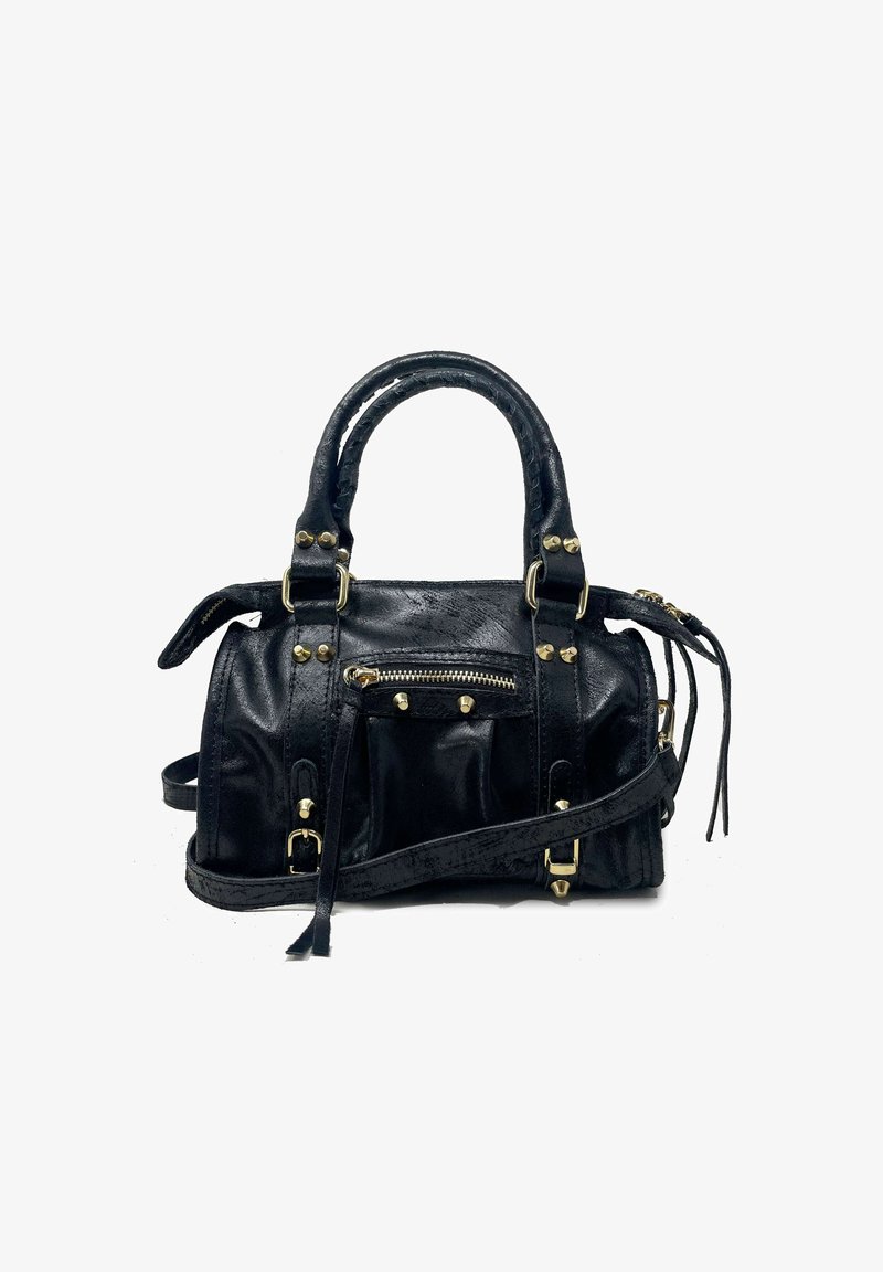 Bolso de piel negra con herrajes en tono dorado, un bolsillo frontal con cremallera, dos asas superiores y una correa de hombro desmontable. Acabado texturizado.