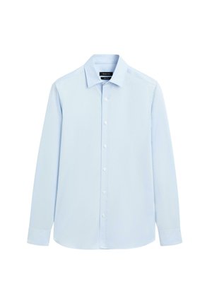 Ljusblå skjorta med knappar framtill, långa ärmar, klassiskt krage och slät tygtextur, med en rak nederkant och vita knappar.