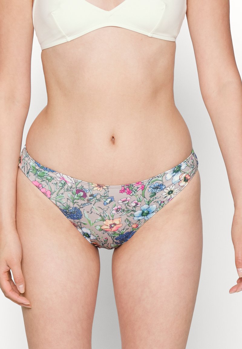 Parte de baixo de biquíni floral com um fundo cinza-claro e padrões coloridos de flores. Tecido suave, design de altura média com cobertura moderada.