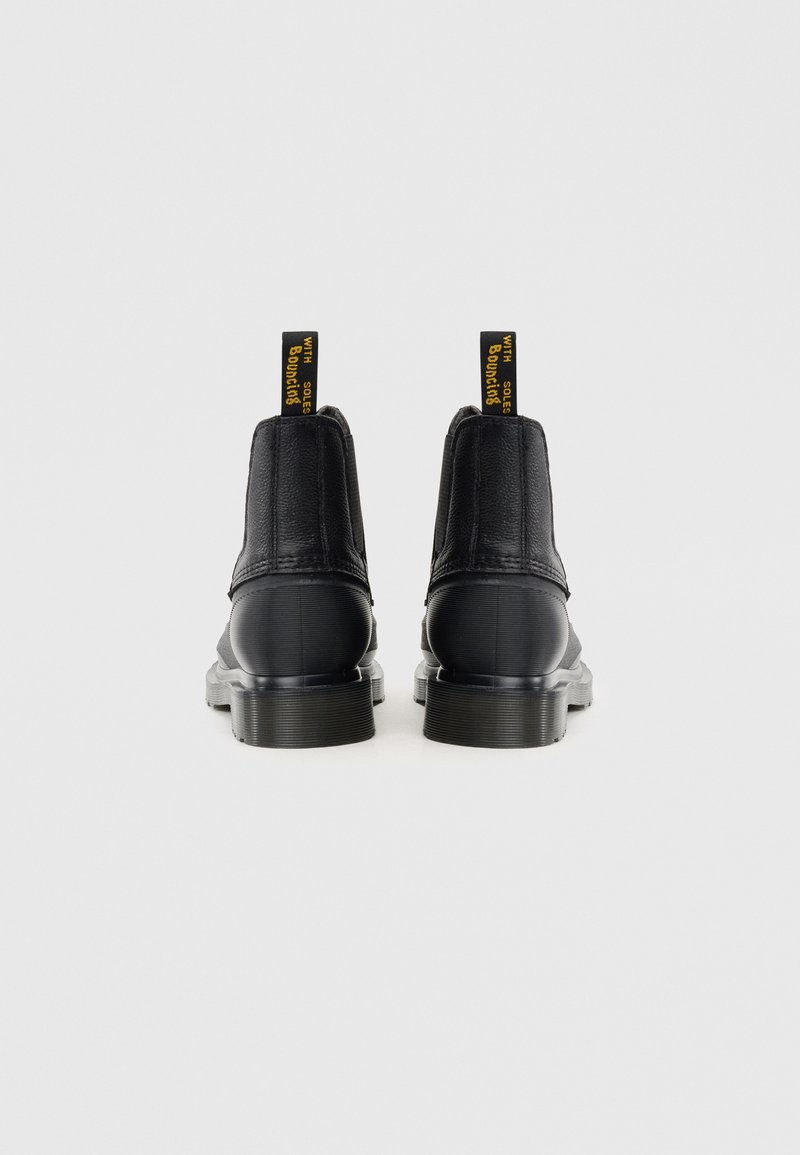 Zwarte leren enkellaarsjes met een gladde textuur, stevige rubberen zool en opvallende gele trekbanden aan de achterkant. Ronde neusdesign.