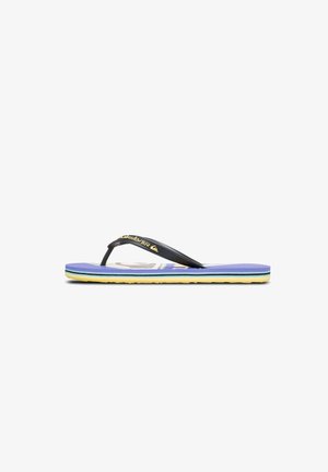Flip-Flop-Sandale mit einem schwarzen Gummiriemen, blauer und gelber Sohle, strukturiertem Fußbett und einem grafischen Design in hellen Farben oben.