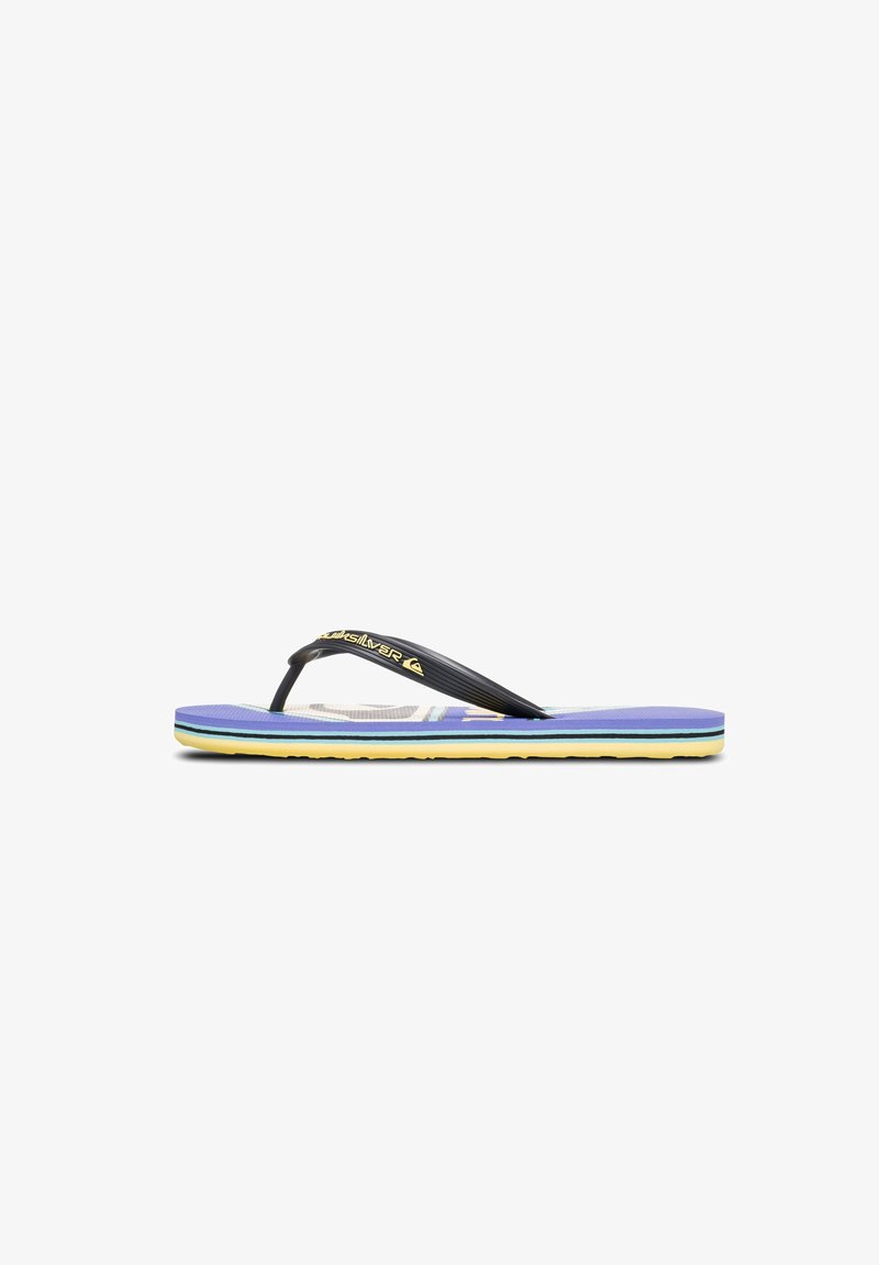 Tong de plage avec une sangle en caoutchouc noir, une semelle bleue et jaune, un empeigne texturée et un motif graphique aux couleurs claires sur le dessus.