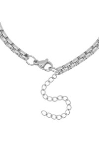 Collana in metallo color argento con maglie intrecciate e chiusura a moschettone, dotata di un'estensione della catena regolabile con anelli circolari.