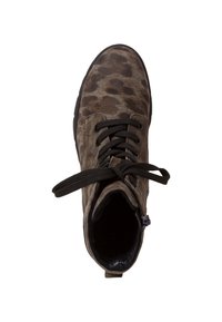 Stivaletto alla caviglia in suede morbido con stampa animale, in colore marrone e con lacci. Presenta punta rotonda, lacci neri e chiusura con zip sul lato.