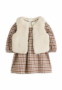 Robe à carreaux marron et crème avec des manches longues et un gilet en fausse fourrure crème ; présente un col rond et une jupe plissée.