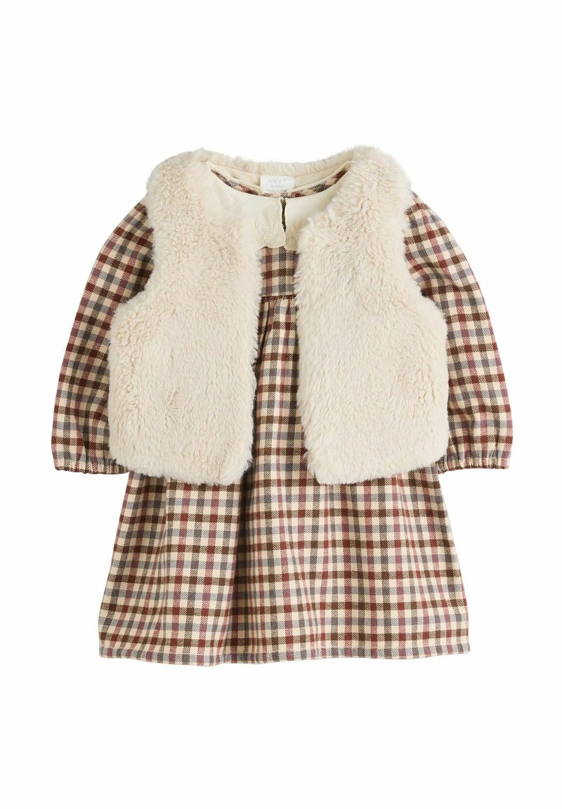 Robe à carreaux marron et crème avec des manches longues et un gilet en fausse fourrure crème ; présente un col rond et une jupe plissée.