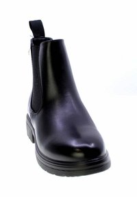 Stivale Chelsea in pelle nera liscia con pannelli laterali elasticizzati, tab di trazione sul tallone e suola spessa con battistrada, vista frontale angolata.