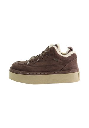 Brązowy zamszowy sneaker z grubą beżową podeszwą, sznurowanym zapięciem i białą puszystą podszewką widoczną wokół kołnierza i języka.
