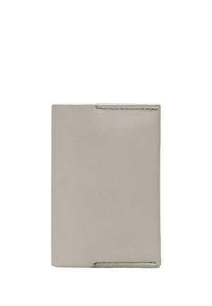 Portefeuille en cuir gris clair avec couture visible sur les bords supérieur et inférieur, présenté fermé sur fond blanc.